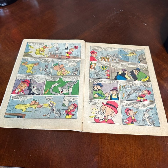 Vintage Bugs Bunny Comic Book - Picture 5 of 8